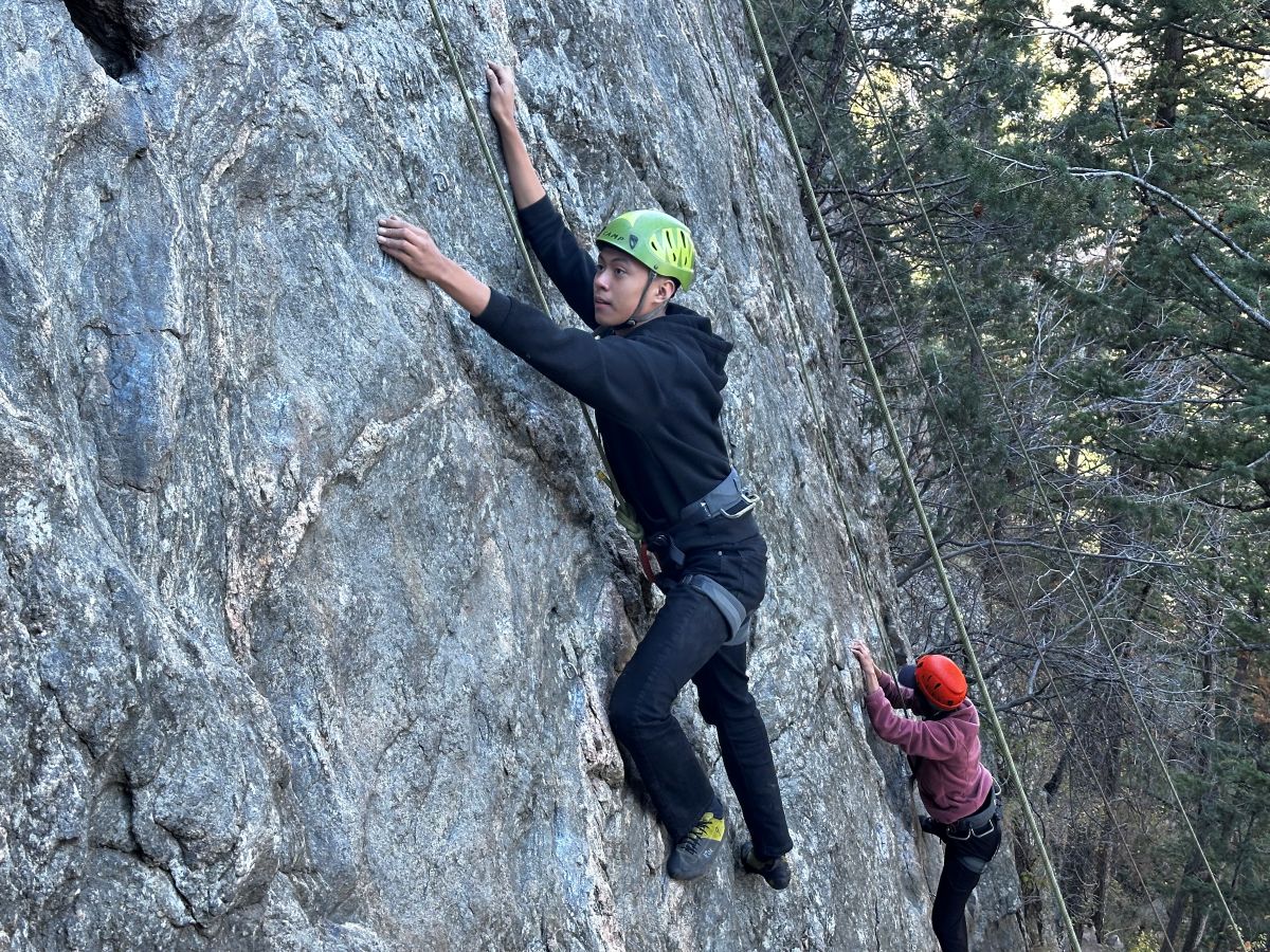 Outdoor Unidos, two participants climbing on a grey rockface